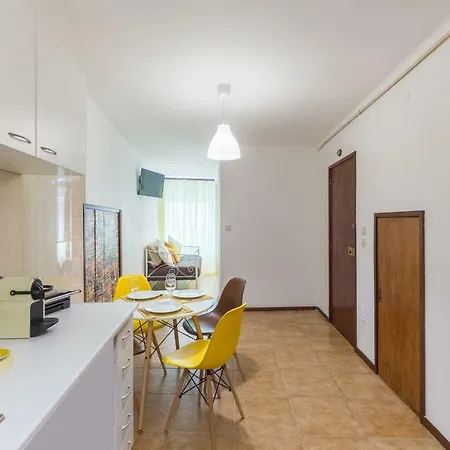 Clerigos Yellow House *